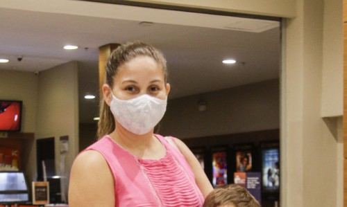 Areli Rodrigues, 31, assistente de cr&eacute;dito, e o filho, Victor Hugo, 6, retornaram aos cinemas, desde &agrave; pandemia, pela primeira vez neste s&aacute;bado, 26