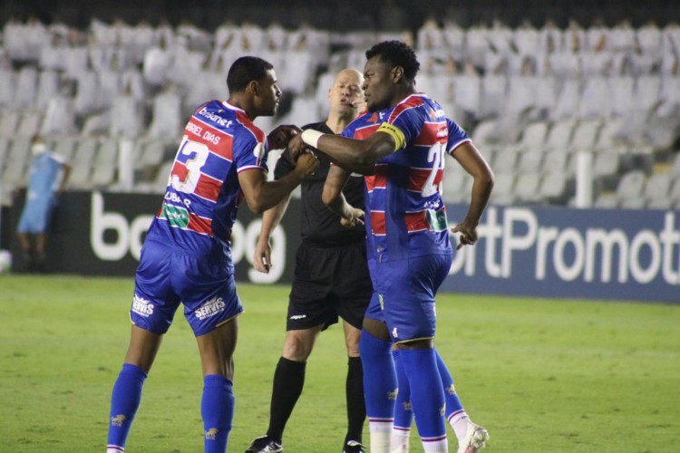 Gabriel Dias conversa com Paulão durante o jogo contra o Santos