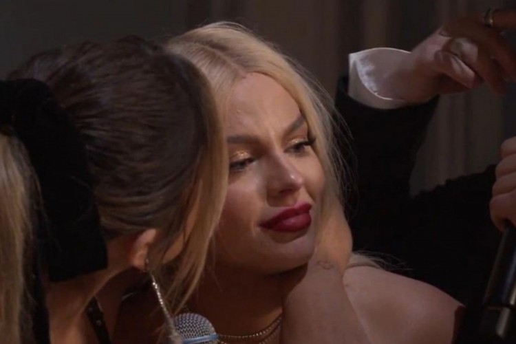 Cantora se emocionou com apoio de amigos