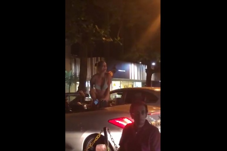 No carro conversível estão Sheila, Priscilla e seu amigo, identificado como Will