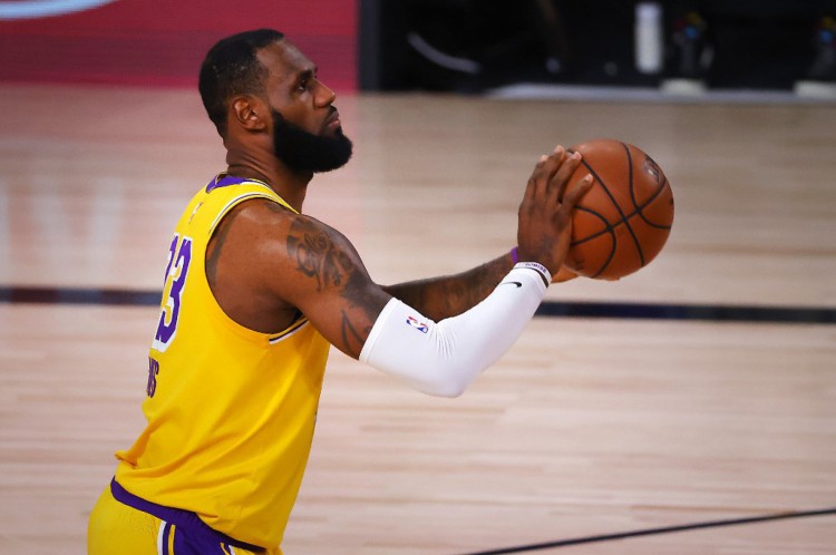 23 de setembro de 2020: LeBron James (Los Angeles Lakers) arremessa o Denver Nuggets, no jogo quatro das finais da Conferência Oeste durante os playoffs da NBA de 2020. Em 29 de setembro do mesmo ano, LeBron James disse que liderar o Los Angeles Lakers nas finais da NBA depois de quase três meses dentro da (Foto: AFP)