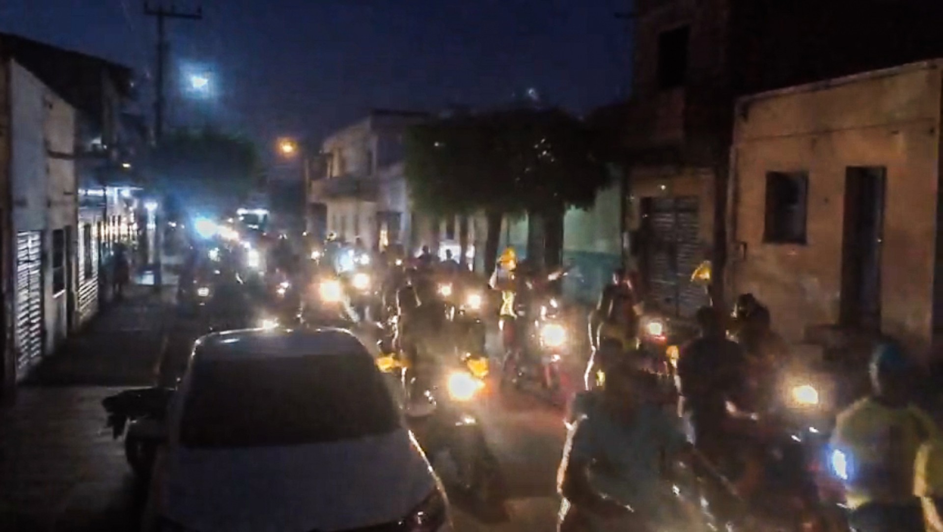 Imagem reproducao de flagrante em vídeo de  manifestação política de moto em Morrinhos. (Foto Reproducao) (Foto: Reprodução)