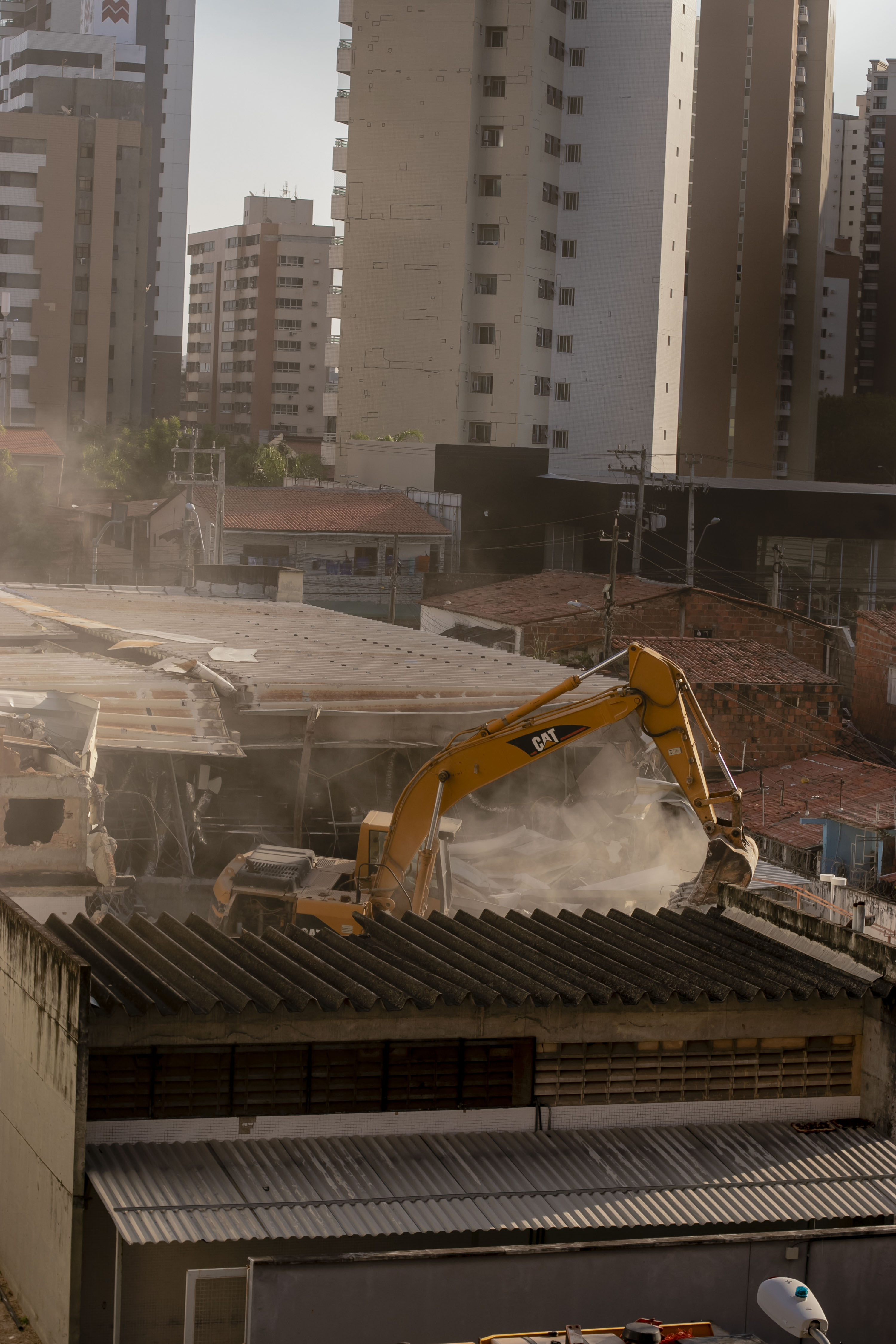 ￼Após vazamento de gás e explosões, prédio começa a ser demolido na avenida Santos Dumont (Foto: Aurelio Alves/ O POVO)