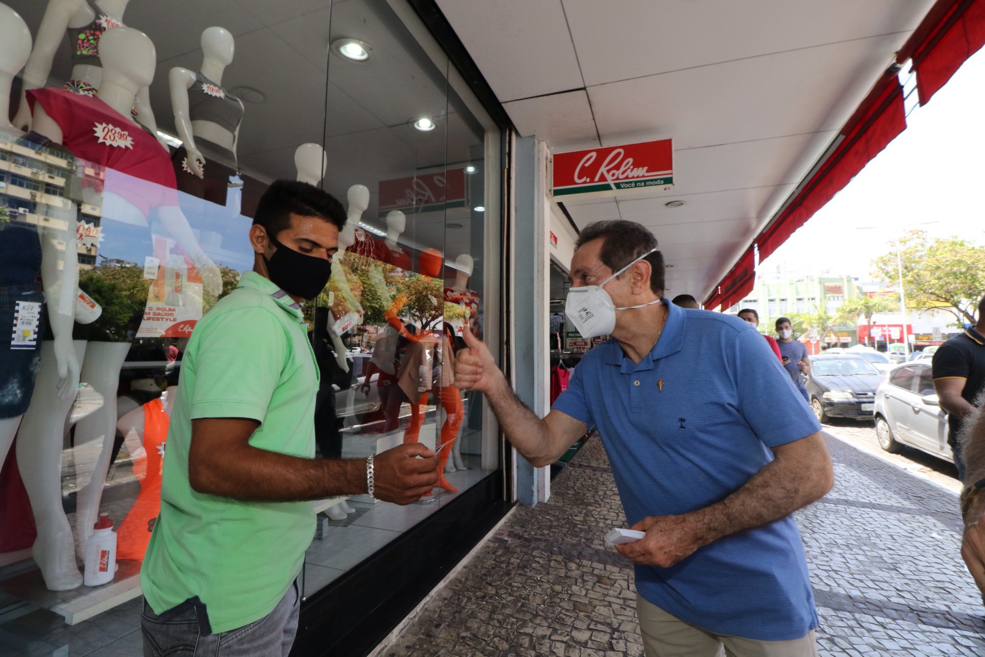 HEITOR FÉRRER distribuiu santinhos e conversou com eleitores no Centro (Foto: Fabio Lima)