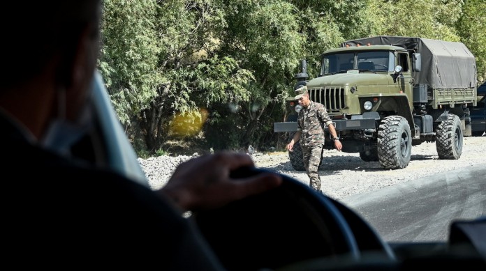 Militares armênios próximos à zona disputada