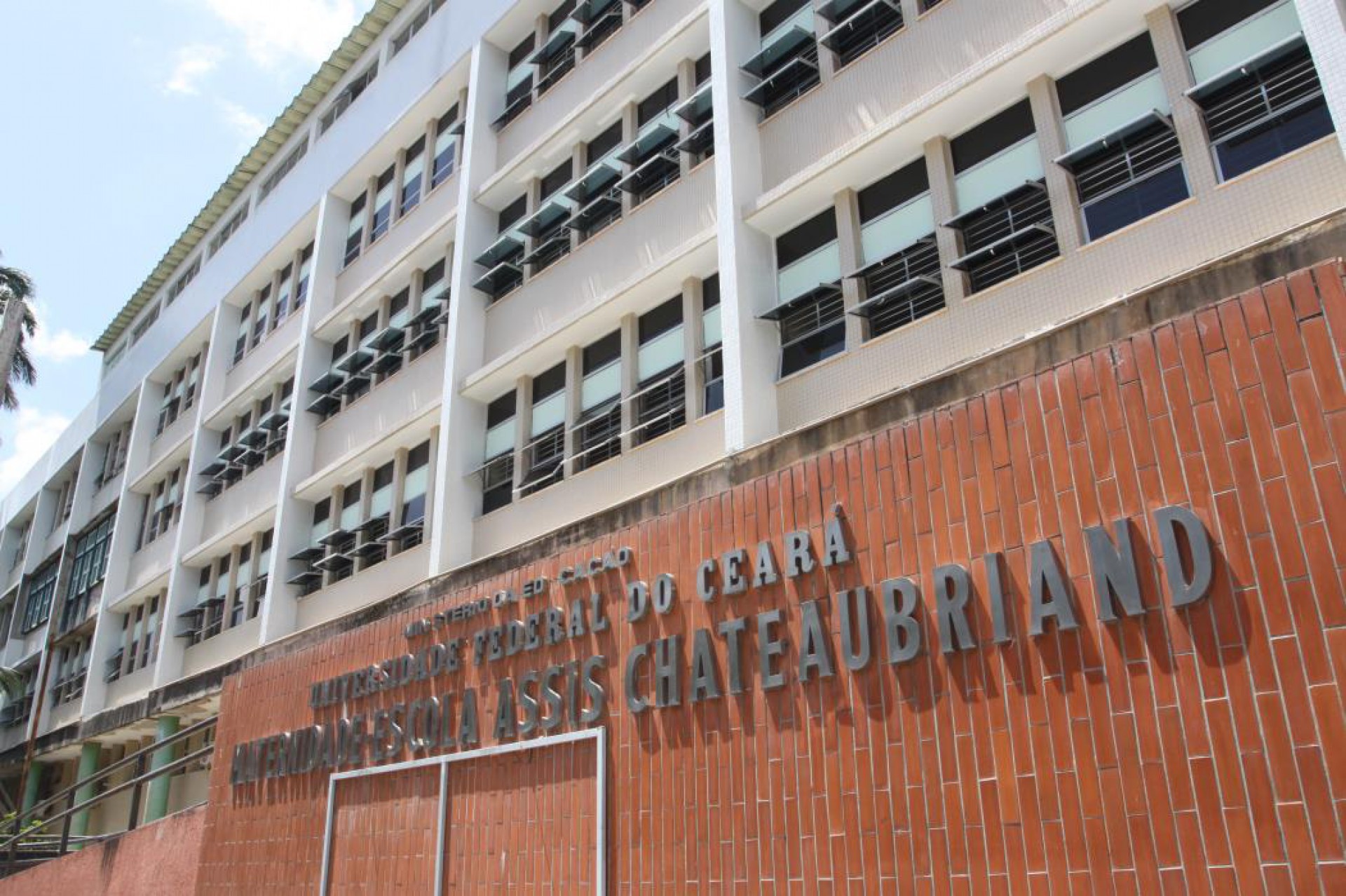 Unidade refer&ecirc;ncia para gesta&ccedil;&otilde;es de alto risco, a Meac tamb&eacute;m tem recebido pacientes transferidos de outras institui&ccedil;&otilde;es, o que - aliado as interna&ccedil;&otilde;es provocadas pelo v&iacute;rus, explica o motivo da atual lota&ccedil;&atilde;o (Foto: MAURI MELO/O POVO)