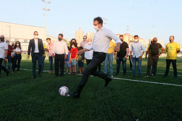 Governador do Estado, Camilo Santana (PT) e o prefeito de Fortaleza, Roberto Cláudio (PDT) inauguraram nesta quarta-feira, 30, a Areninha do bairro Parque Araxá