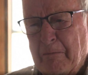 Derlin se emociona ao receber a surpresa de 68 mil reais