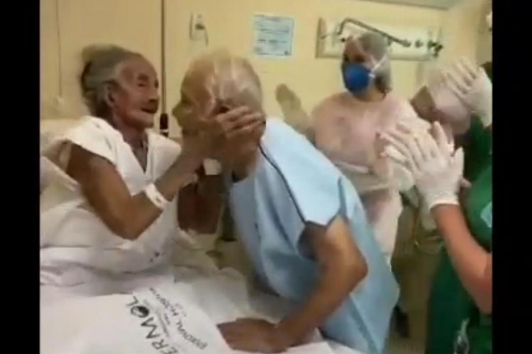 Casal de idosos juntos há 70 anos se reencontra em ala do Hospital Regional do Cariri após serem separados para realizar o tratamento contra Covid-19 
