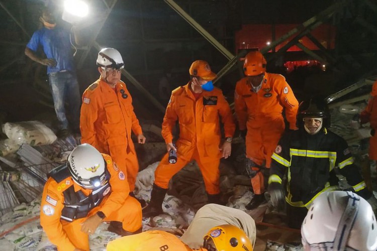 Sobe para oito o n&uacute;mero de feridos em desabamento de prateleiras em supermercado em S&atilde;o Lu&iacute;s do Maranh&atilde;o. Acidente ocorreu nesta sexta-feira, 2, e matou uma pessoa. As buscas por v&iacute;timas no local se encerram hoje, segundo governador do estado