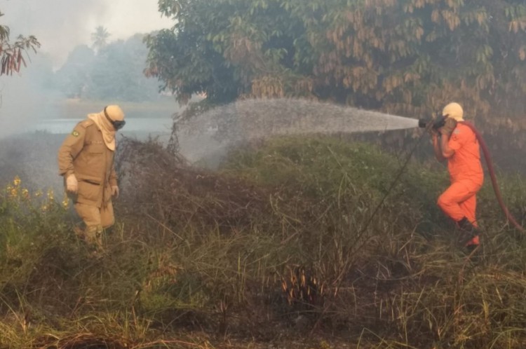 Fogo em vegetação no município de Itaitinga só foi debelado quase duas horas depois de iniciados os trabalhos