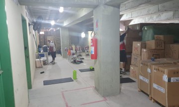 Corredor que dá acesso aos vestiários do Domingão ainda tem objetos amontoados Corredor que dá acesso aos vestiários do Domingão ainda tem objetos amontoados