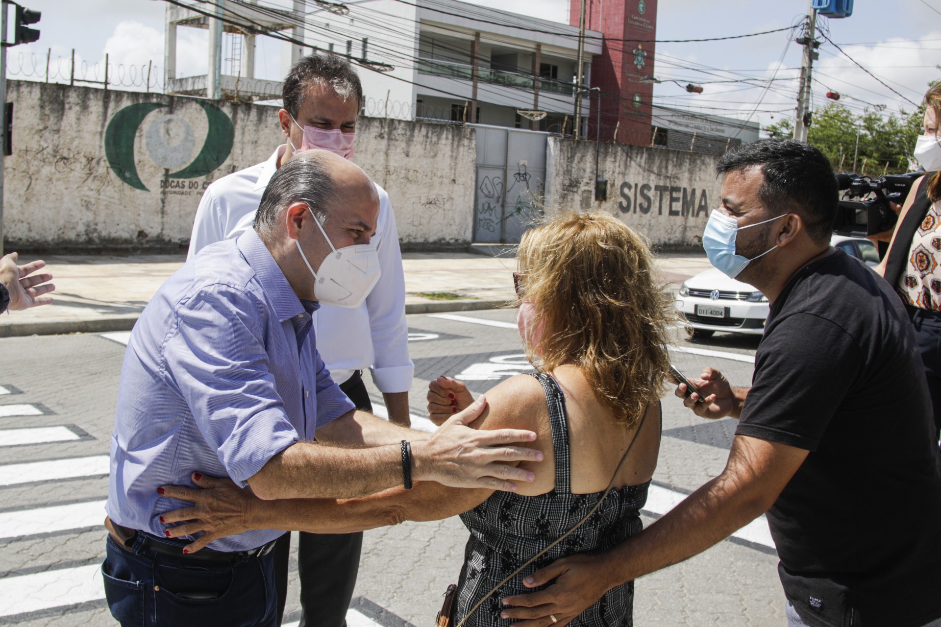 ￼Camilo Santana e Roberto Cláudio em entrega de obra na segunda-feira, um dia antes de a primeira-dama do Estado ser diagnosticada com Covid-19 (Foto: Thais Mesquita)