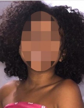 O funcionário pediu que a menina levantasse a blusa 