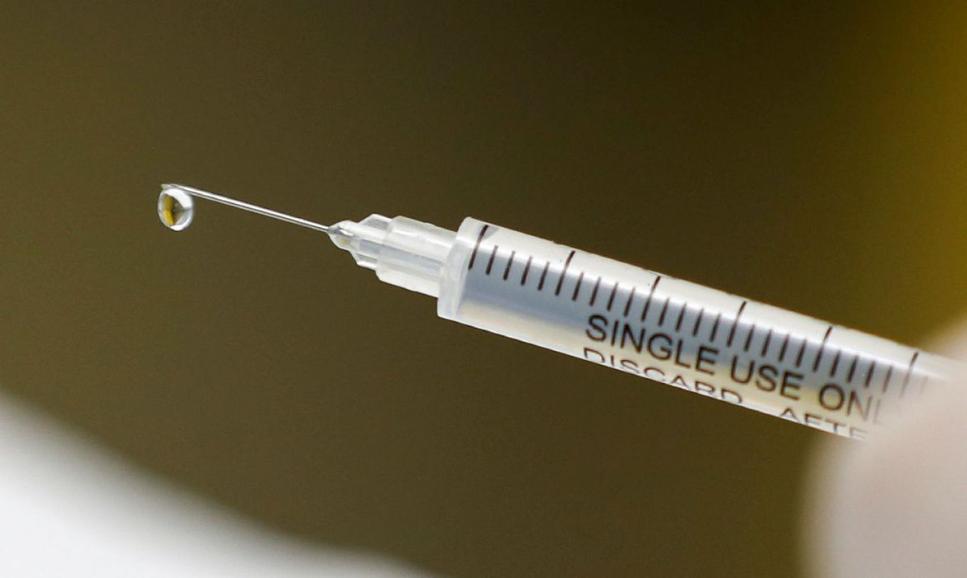 De acordo com a OMS, não haverá uma capacidade de produção suficiente para abastecer o mundo com vacinas.  (Foto: Reuters/SIPHIWE SIBEKO)