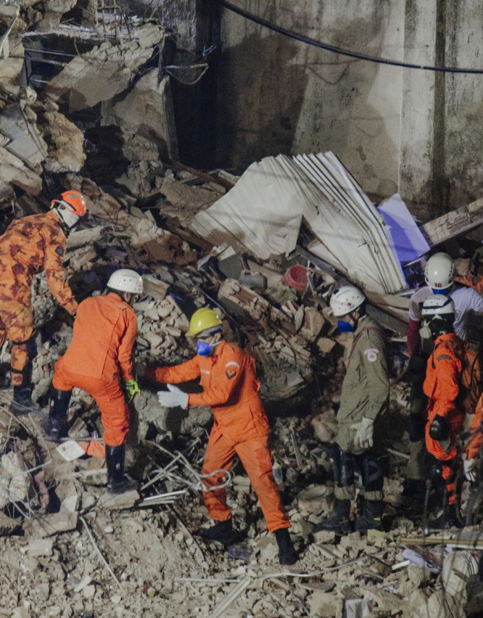 Bombeiros trabalham durante a noite a procura de sobreviventes nos escombros do edifício Andrea (Foto: JÚLIO CAESAR)