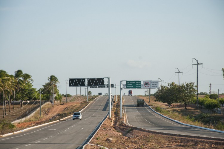 A rodovia CE-085 (Estruturante) liga  Fortaleza às praias do Litoral Oeste do Ceará