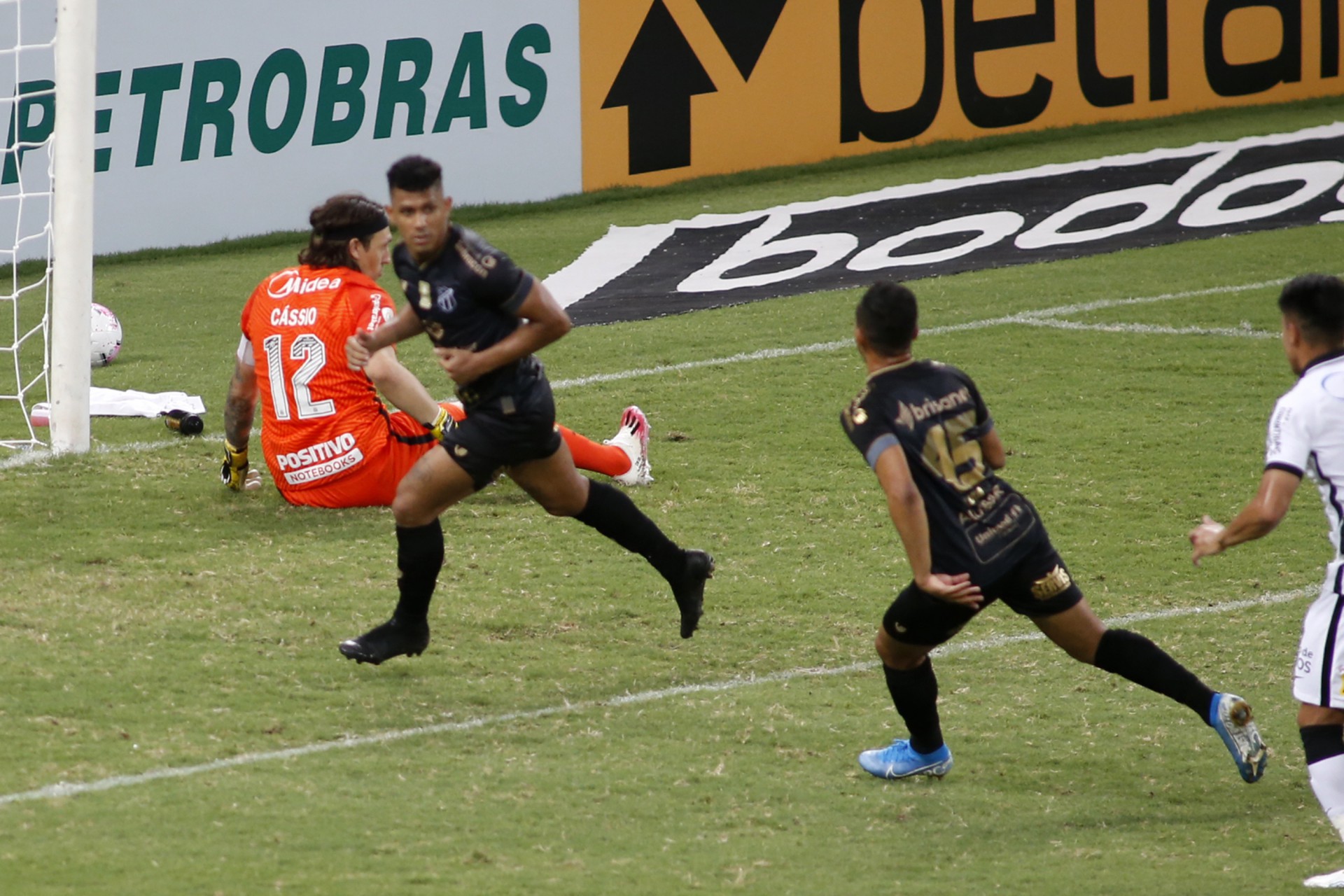 Campeonato Brasileiro de Futebol 2020 Serie A. Jogo entre as equipes do Ceara X Corinthians realizado hoje 11/10/2020 na Arena Castelao em Fortaleza Ceara. Na foto Fernando Sobral marca o segundo gol do Ceara. (Foto: LC Moreira/AE) (Foto: LC Moreira/AE)