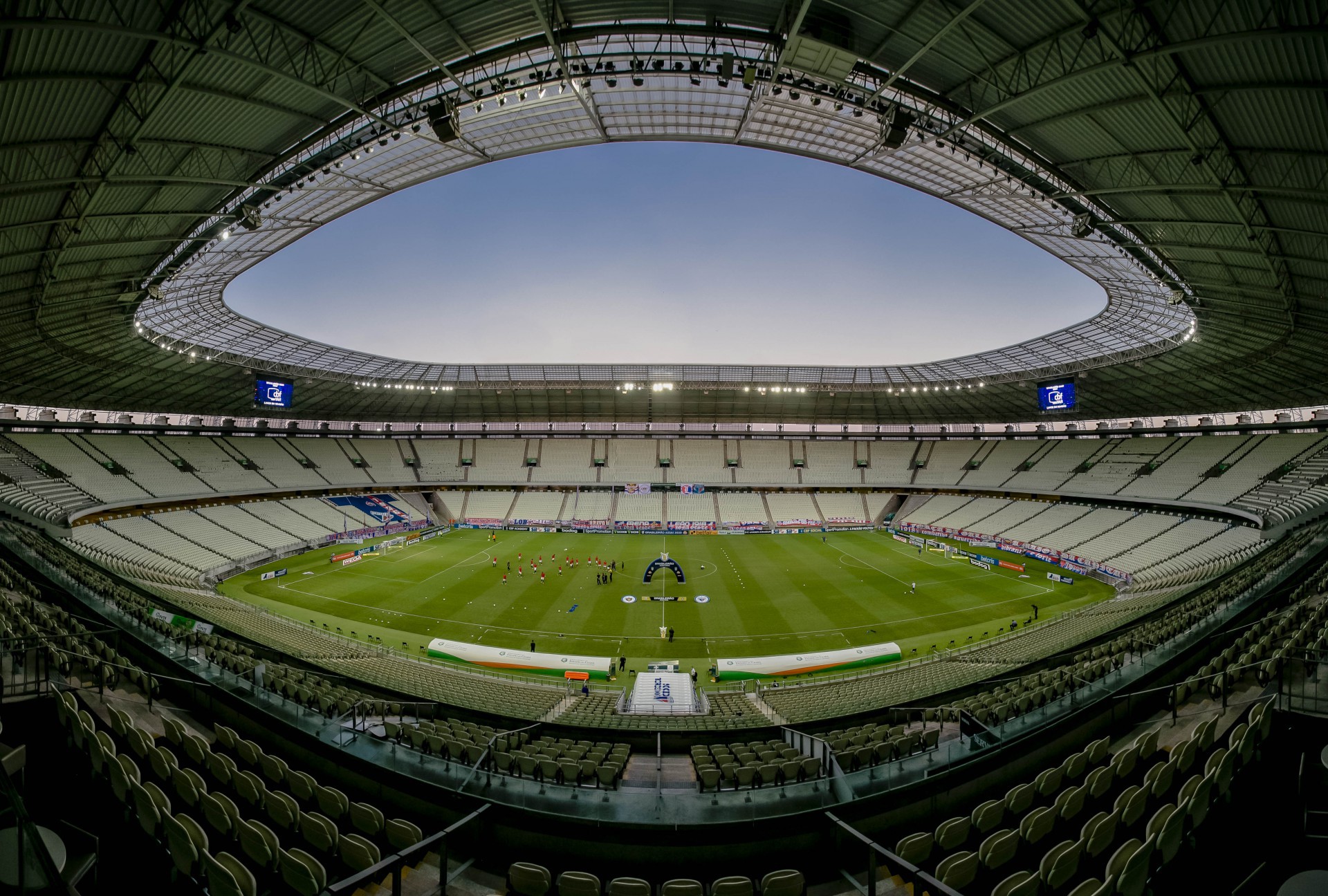 Castel&atilde;o tem mais de 1400 cadeiras quebradas em 2022 (Foto: Aur&eacute;lio Alves/O POVO)