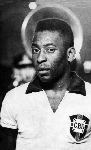 Pelé (com o uniforme da seleção brasileira) é considerado um deus do futebol. Após a final da Copa do Mundo de 1970, o italiano Tarcisio Burgnich, escalado para marcar Pelé, revelou:  (Foto: DOMICIO PINHEIRO/AE)