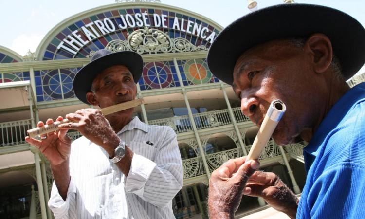 Irmãos Aniceto tocaram em diferentes palcos ao longo da carreira. Na foto, os mestres Raimundo e Antônio Aniceto em um ensaio no Theatro José de Alencar para apresentação com a Orquestra Eleazar de Carvalho Irmãos Aniceto tocaram em diferentes palcos ao longo da carreira. Na foto, os mestres Raimundo e Antônio Aniceto em um ensaio no Theatro José de Alencar para apresentação com a Orquestra Eleazar de Carvalho