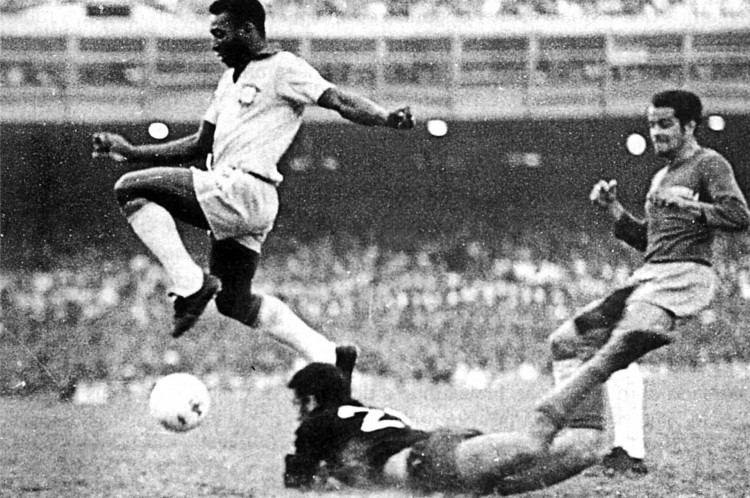 Pelé, nas eliminatórias para 70, contra a Venezuela, marca mais um gol.(Foto: ARQUIVO)