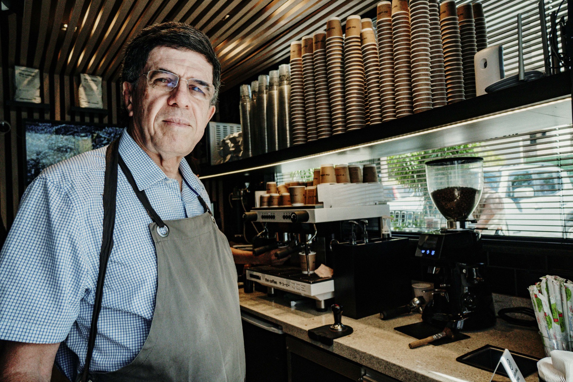 Ricardo Cunha Lima, 70, abriu em agosto franquia do The Coffee na Capital cearense
 (Foto: Júlio Caesar / O Povo)
