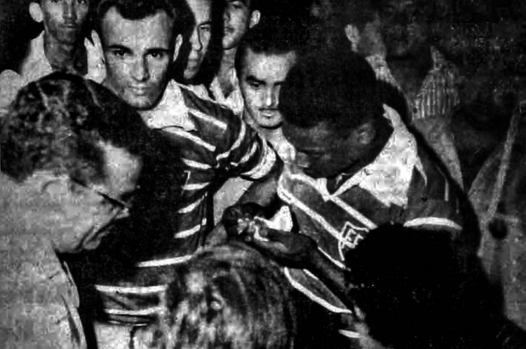 Pelé 80 anos: O POVO registrou, em 18 de julho de 1959, Pelé e Pepe trajados com a camisa do Fortaleza antes do primeiro jogo do Rei no Estado