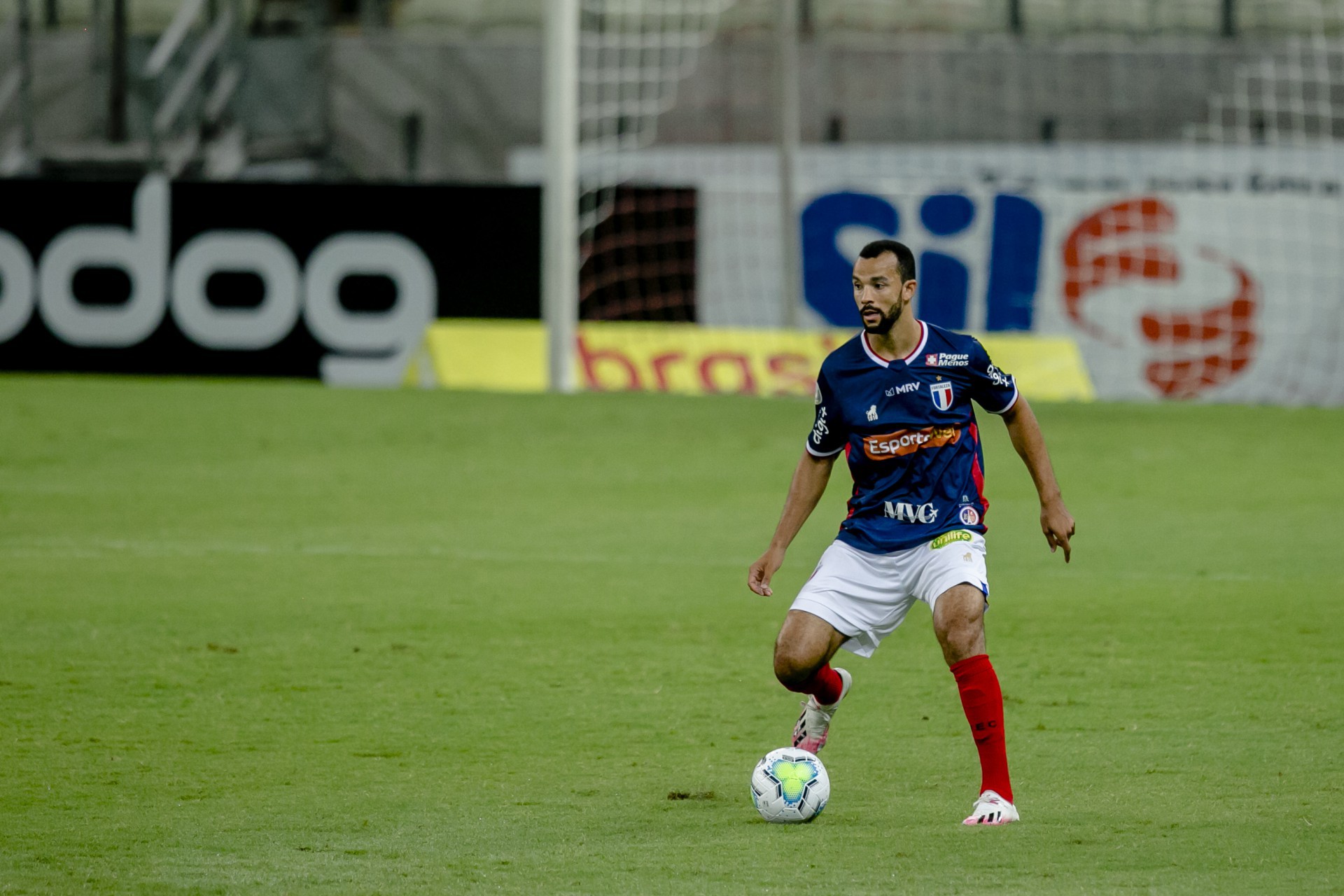 ROGER Carvalho, do Fortaleza, foi expulso no jogo contra o Fluminense 
 (Foto: Aurélio Alves)