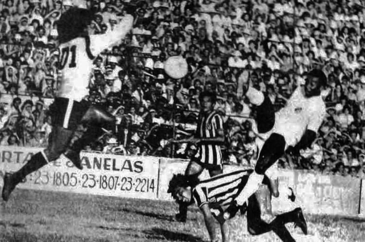 23 de setembro de 1973 - Pelé tenta, mas não consegue superar Hélio Show, goleiro do Ceará em vitória cearense por 2 a 0(Foto: Acervo O POVO)