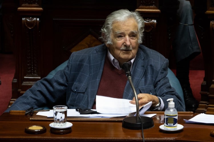 Ex-presidente do Uruguai Jos&eacute; Mujica anuncia que est&aacute; com tumor no es&ocirc;fago 