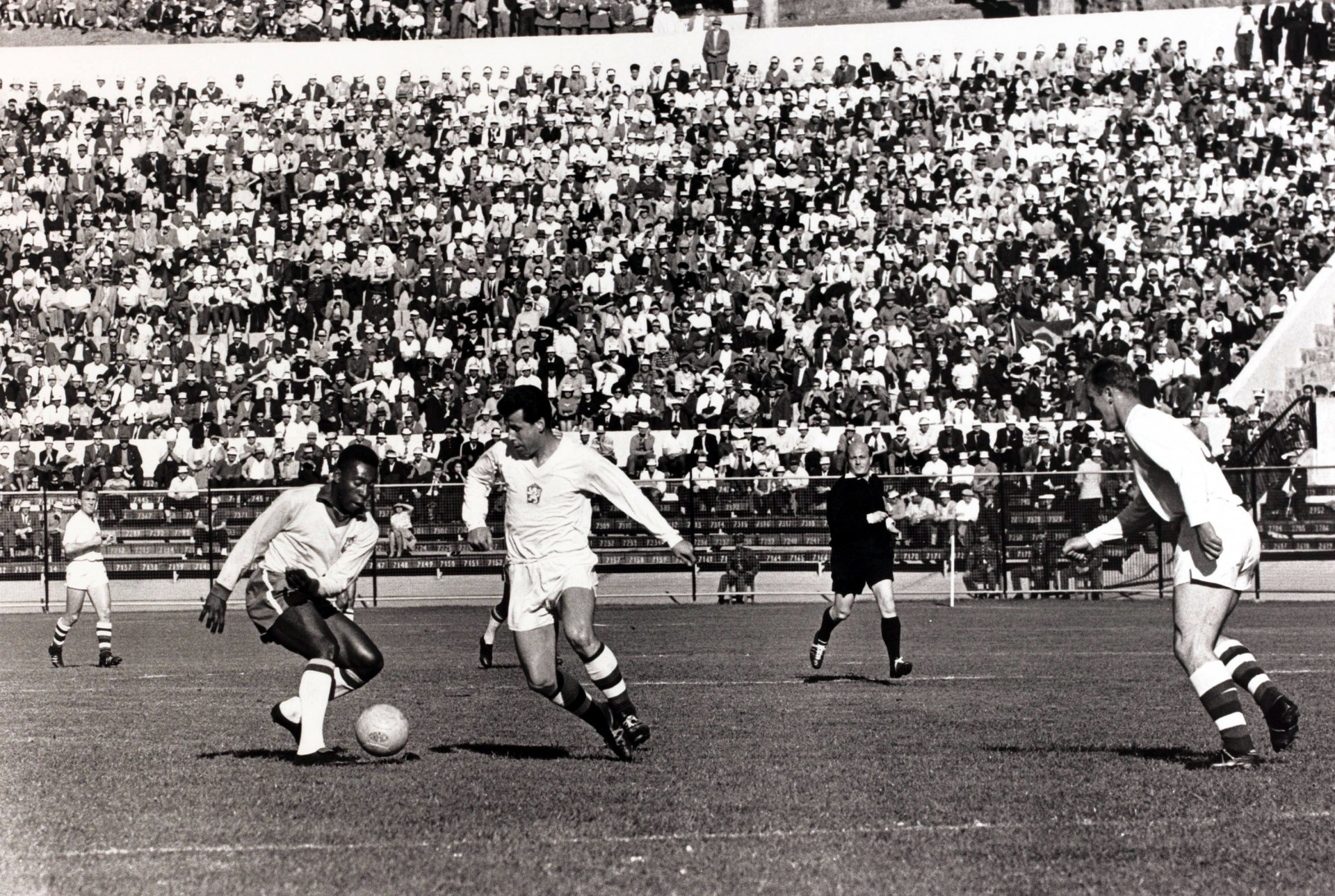 Pelé, momentos antes de se contundir contra a Tchecoslováquia, no segundo jogo do Brasil na primeira fase. O melhor jogador do Brasil sentiu uma dor na virilha que o tirou da Copa de 1962 (Foto: Arquivo CBF)