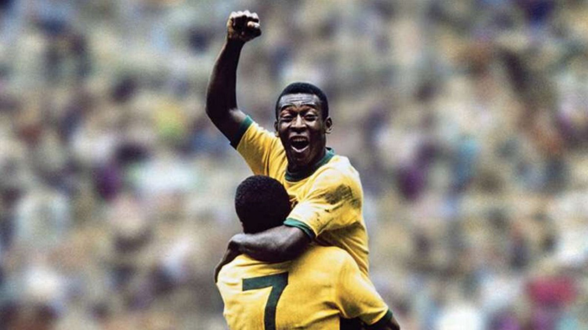 Pelé abraçando Jairzinho após título da Copa de 1970 