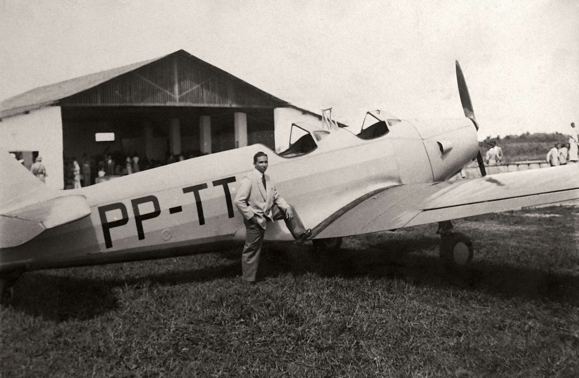 Acervo Luciano Carneiro Filho/IMS(Foto: Luciano Carneiro era também aviador. Foto em Fortaleza no ano de 1949)