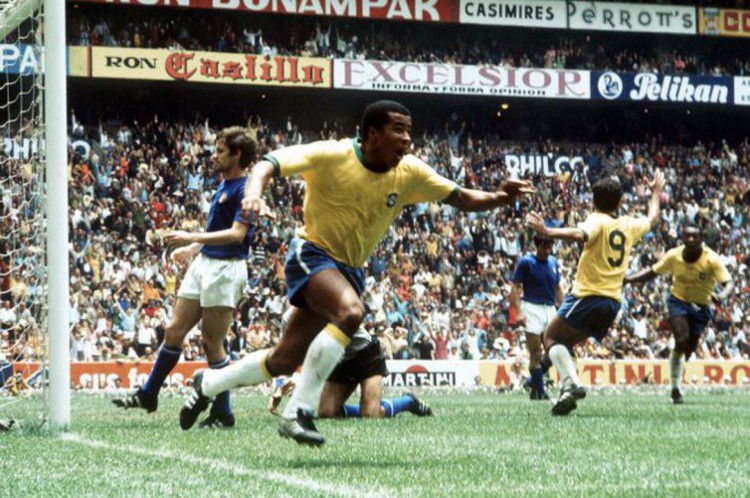 Jairzinho comemora gol pela Seleção Brasileira com Pelé ao fundo(Foto: Acervo CBF)