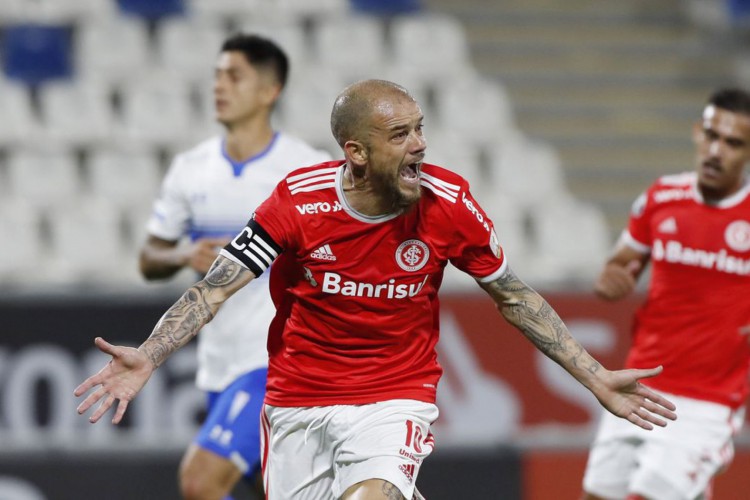 Internacional perde no Chile, mas avança na Libertadores