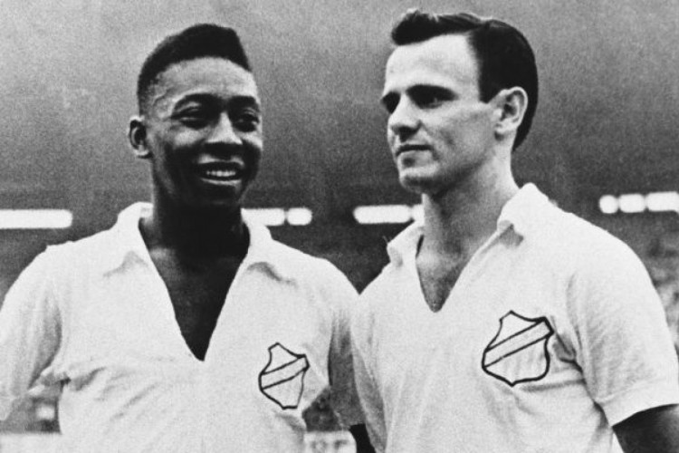 Pelé e Pepe com a camisa do Santos