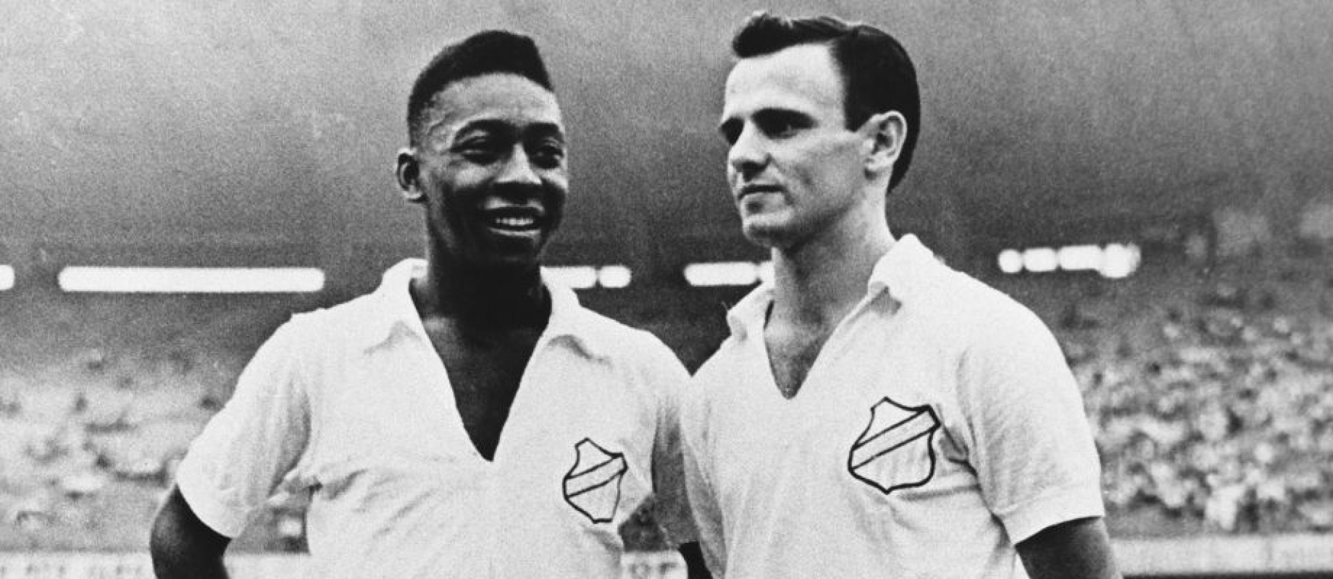 Pelé e Pepe com a camisa do Santos (Foto: Site oficial do Santos)