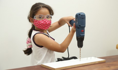 Yandra Marinho Siquara Lima, aluna do Antares do Primeiro ano do Ensino Fundamental, já em prática com a cultura maker (Foto João Filho) 