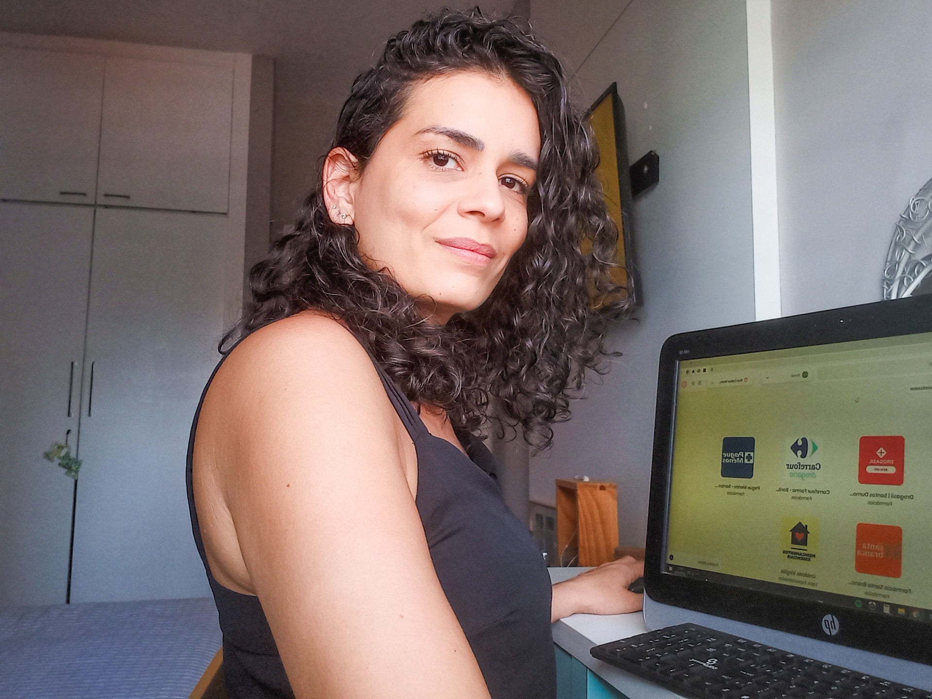 A BANCÁRIA Lorena Loiola usa aplicativo para comprar remédios (Foto:  Deisa Garcêz/Especial para O Povo)