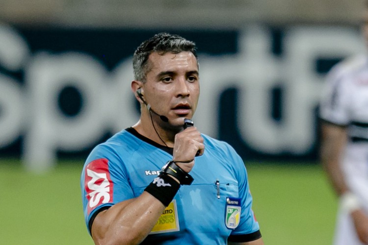 FORTALEZA, CE, BRASIL, 21.10.2020: Felipe Fernandes de Lima, arbitro de futebol. Ceará x Coritiba, pelo campeonato brasileito, rodada 18 na Arena Castelão. Em época de COVID-19.  (Foto:/ Aurelio Alves/ O POVO).