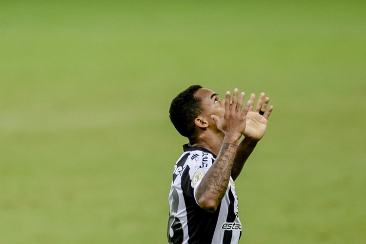 Eduardo vem sendo titular após contusão de Samuel Xavier
