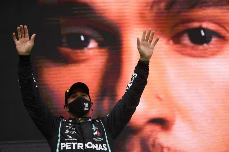 O piloto britânico da Mercedes, Lewis Hamilton, comemora no pódio após vencer o Grande Prêmio de Fórmula 1 de Portugal