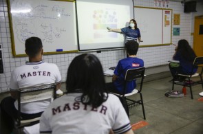 Escolas particulares já estão retomando as aulas presenciais com novo método para o primeiro ano do Ensino Médio (Foto: Thais Mesquita)