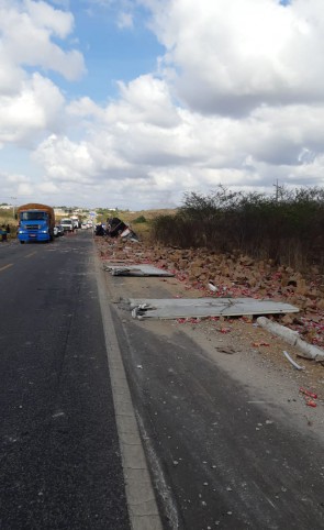 Um caminhão de biscoitos tombou na BR-222, em São Luís do Curu 