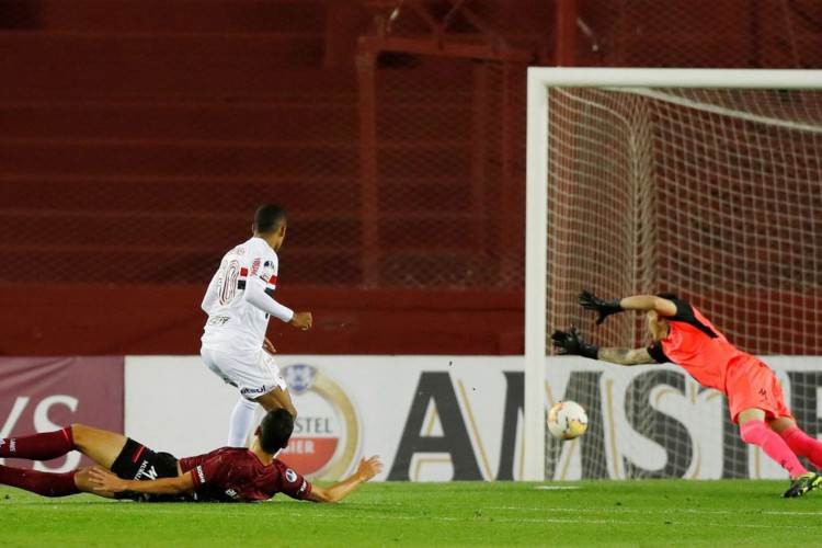 Em jogo de muitos gols, São Paulo perde para o Lanús na Argentina