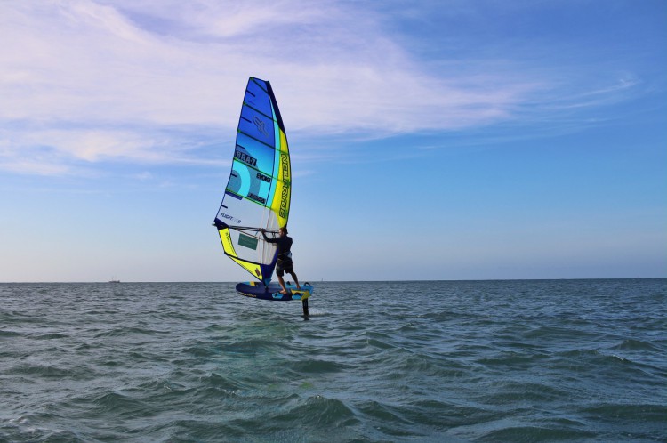 Competidor durante uma das regatas de Windsurf Foil 