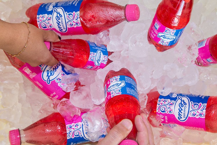 Roberta Gomes criticou o presidente por ter feito piada homofóbica ao tomar o refrigerante de cor rosa