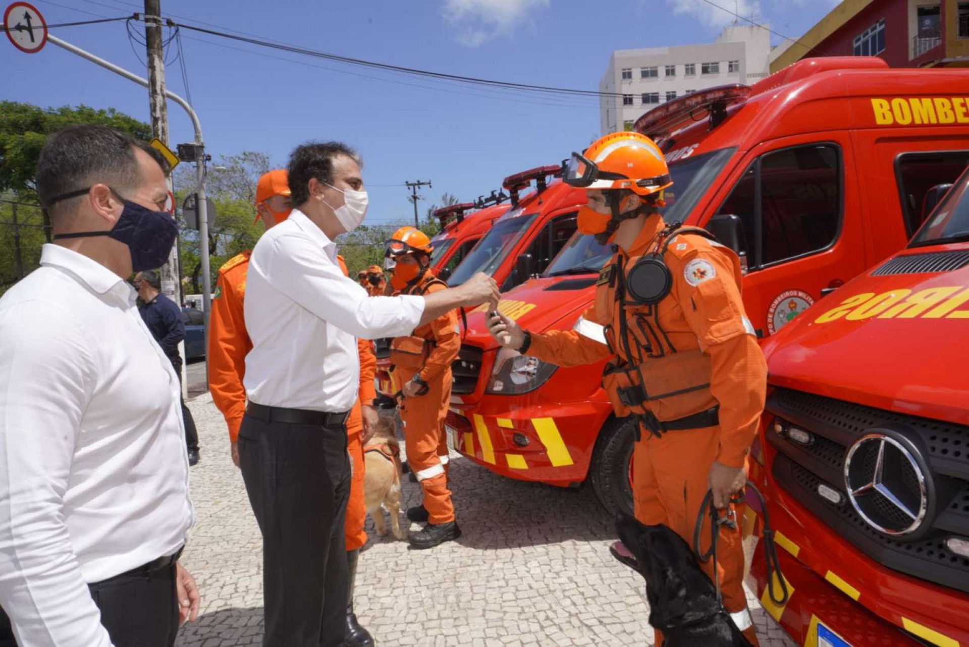 Camilo Santana entrega viaturas para o Corpo de Bombeiros (Foto: Divulgação)
