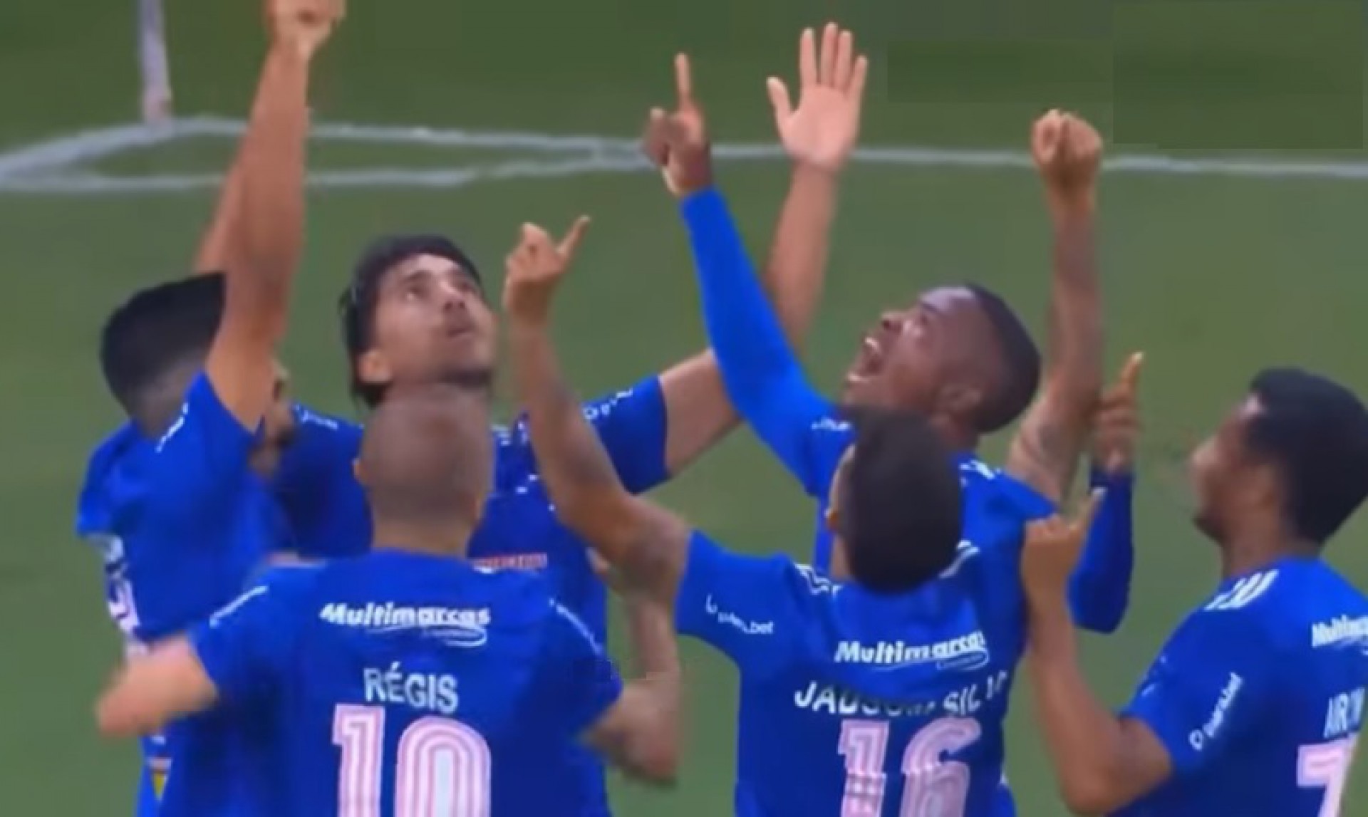 Jogadores comemora gol do Cruzeiro diante do Paraná, na Série B (Foto: REPRODUÇÃO)